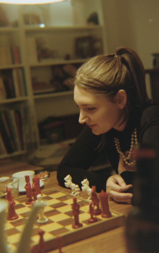 Ja, auch ich habe den Netflix-Hit „Queensgambit“ gesehen und bin widerstandslos dem Schachwahn verfallen … – Schach von Carla Hoffmann.
