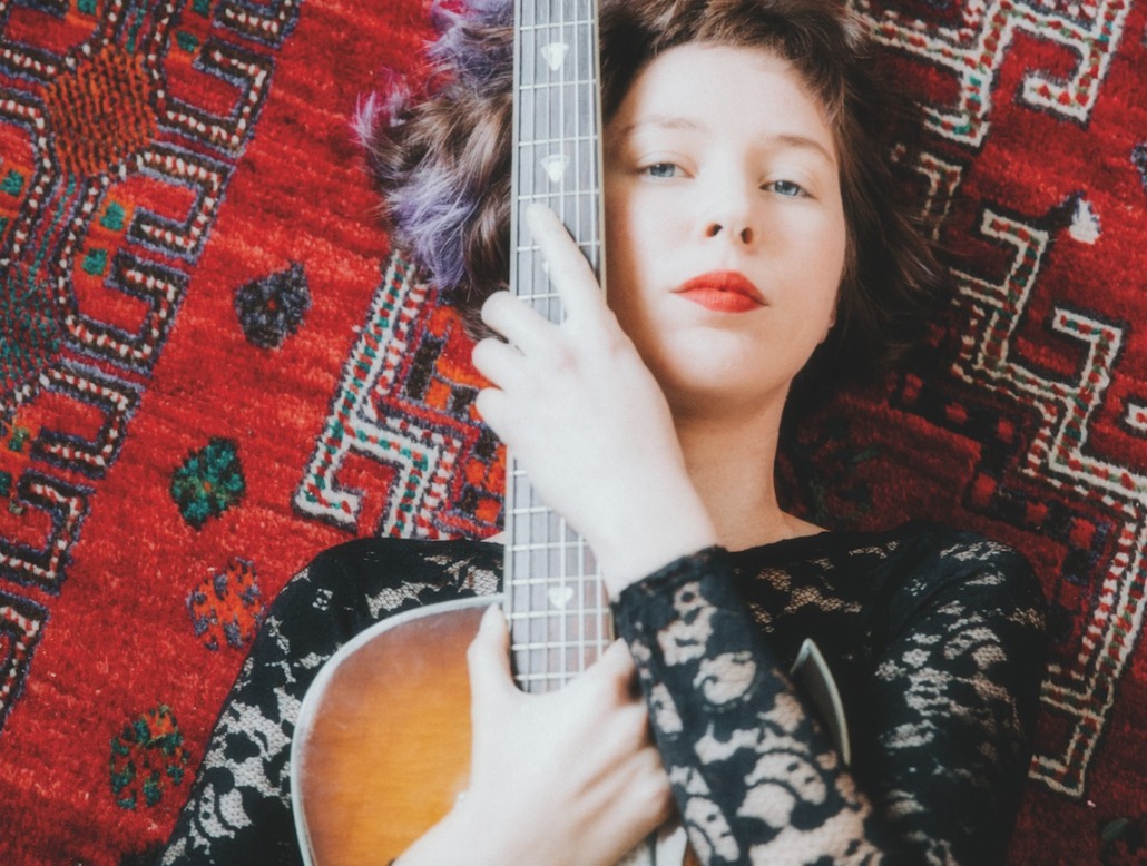Selbstbildnis mit Gitarre: Die Musikerin studierte an der Anton Bruckner Universität in Linz. – ©Hanna Fasching