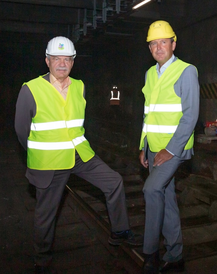 Wiener Linien-Geschäftsführer Günter Steinbauer und Öffi-Stadtrat Peter Hanke machten sich selbst ein Bild vom Baufortschritt im U2-Tunnel. – ©Tobias Holzer