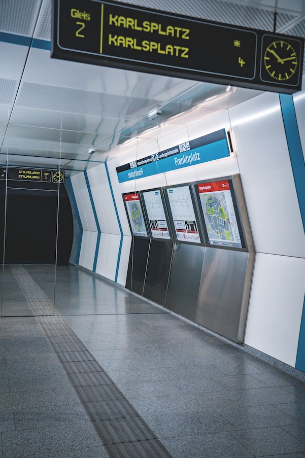 Wer mehr über den U-Bahn-Bau und die neue U5 erfahren möchte, sollte das U2xU5-Infocenter im  Zwischengeschoß der U2/U3 Station  Volkstheater besuchen. Zu den Highlights zählt das Modell einer U5-Station inklusive Bahnsteigtüren.