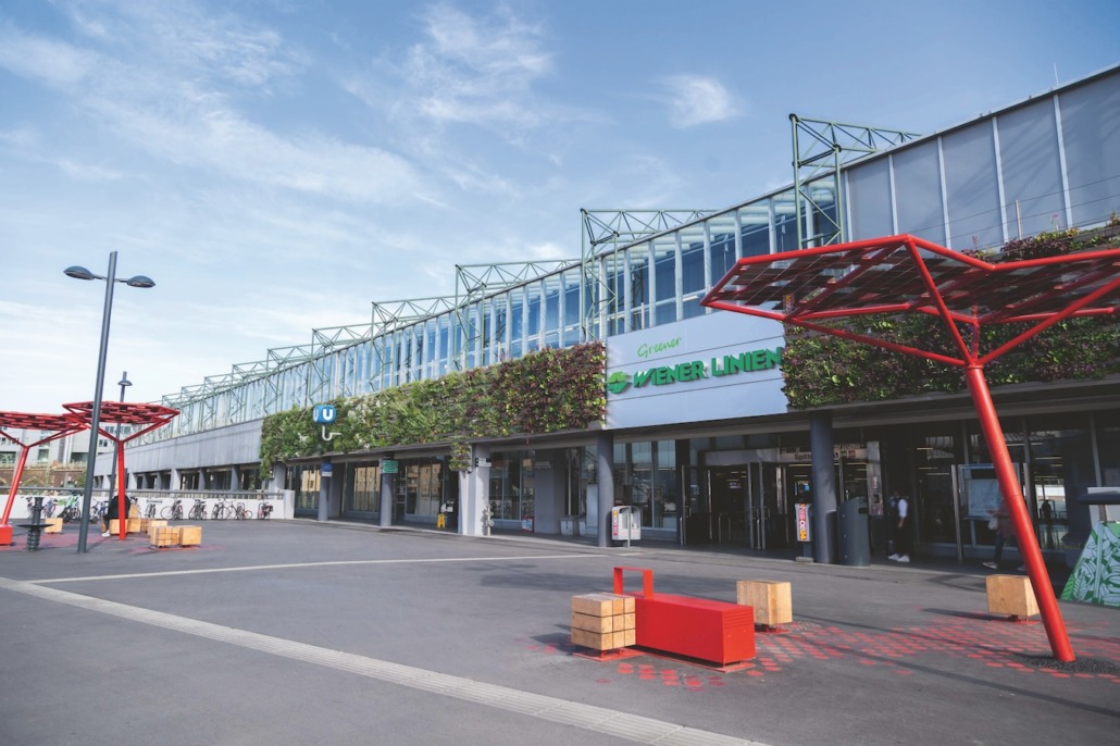 Gut für die Umwelt: Der Vorplatz der Station Spittelau wurde  klimafreundlich umgestaltet. Die Fassade präsentiert sich nun als Blumenwiese.