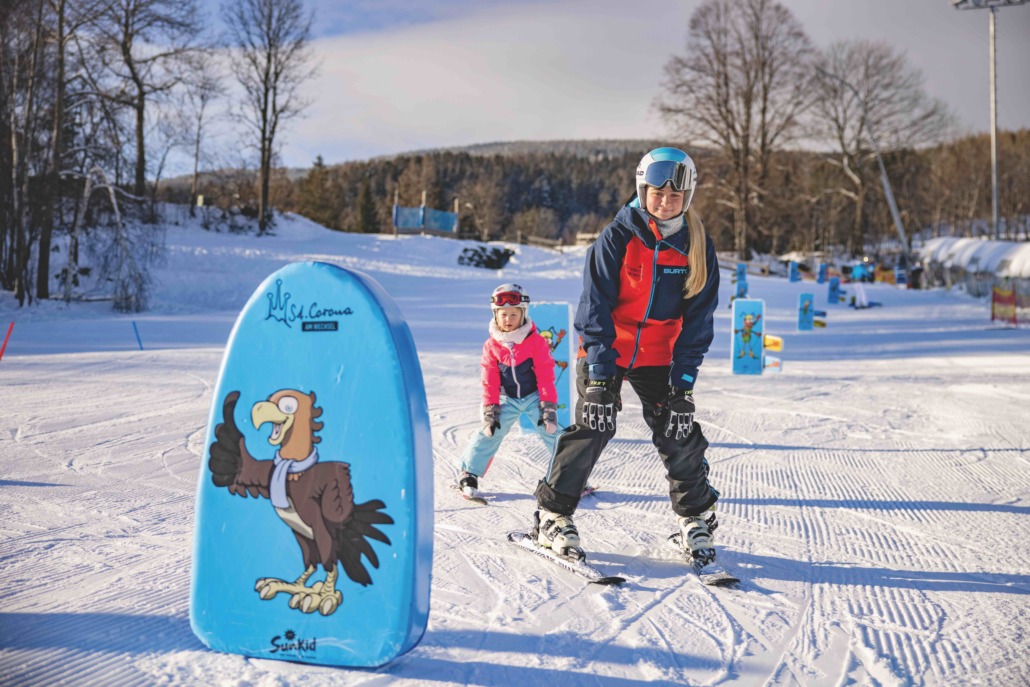 Die Skigebiete Niederösterreichs locken mit einem vielfältigen Angebot und fairen Preisen. Skispaß für die ganze Familie!