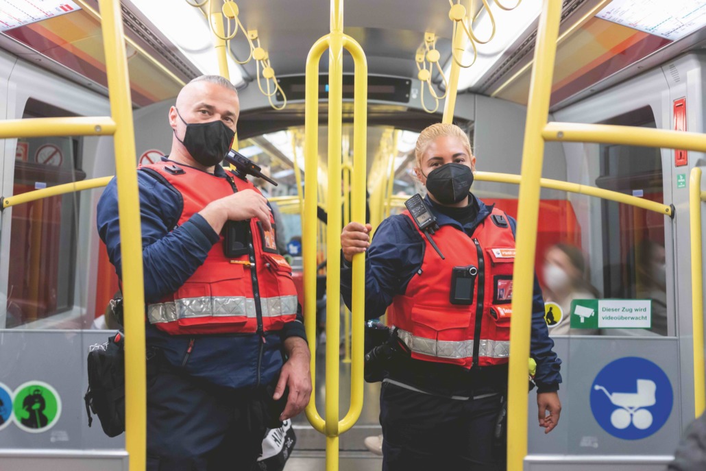 Seit 2017 achten die Sicherheitsteams der Wiener Linien auf die Einhaltung der Hausordnung und Beförderungsbedingungen. Seit der Corona-Pandemie ist ihr Job noch anspruchsvoller geworden.