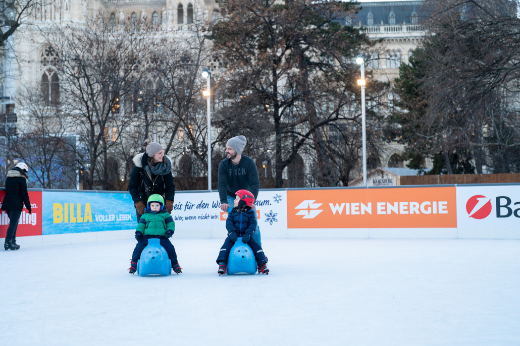 Eislaufen bei Kaiserwetter – der Wiener Eistraum bietet nach vielen Monaten des Home-Office und Home-Schooling willkomene Abwechslung.