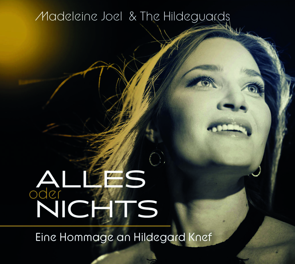 Die Jazzsaxofonistin und Sängerin Madeleine Joel hat ihr Album „Alles oder Nichts – eine Hommage an Hildegard Knef“ veröffentlicht.
