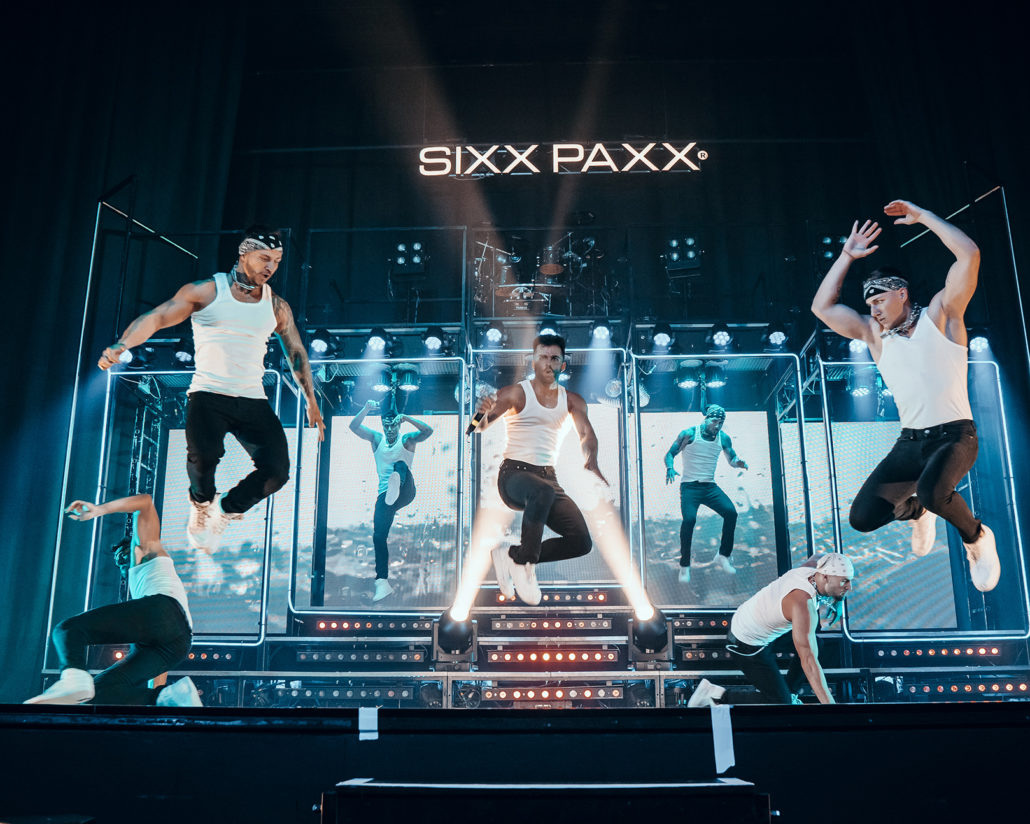Sie sehen gut aus, zeigen ihre Moves und sind wieder live on Stage – die SIXX PAXX zeigen auf ihrer neuen Tour, was sie können! 