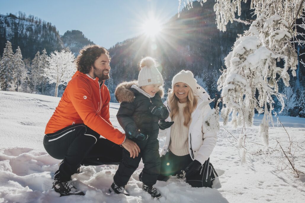Abseits der großen Skimetropolen lockt die idyllische Region Salzkammergut im Herzen Österreichs mit Urlaubsfreuden für die ganze Familie.