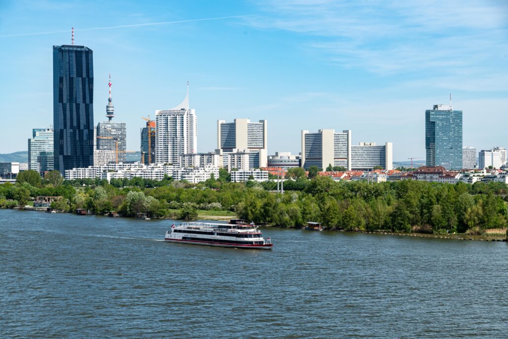 Bei den sommerlichen Themenfahrten der DDSG Blue Danube locken abwechslungsreiche Attraktionen und kulinarische Angebote.