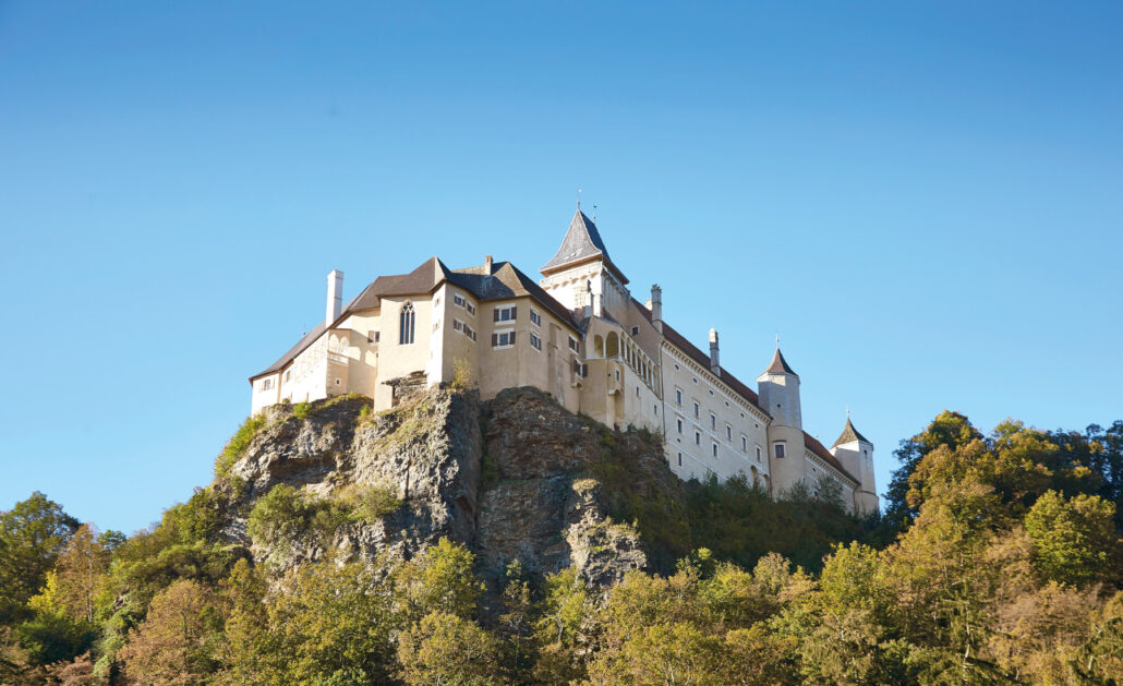 Die malerisch gelegene Rosenburg zählt zu den beliebtesten Ausflugszielen Niederösterreichs und lädt dazu ein, in die Welt der Renaissance einzutauchen. – ©Waldviertel Tourismus/lichtstark.com
