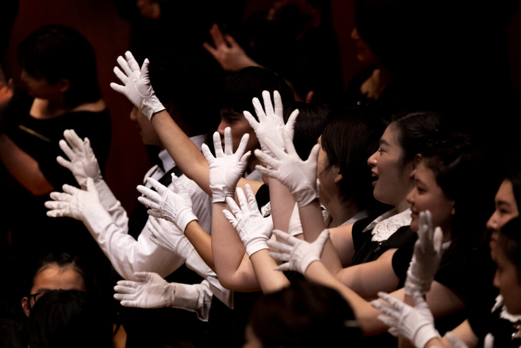 Mariko Tagashira Mitglieder des White Hands Chorus Nippon während eines Konzerts im Tokyo Metropolitan Theater 21.12.2021 © Mariko Tagashira