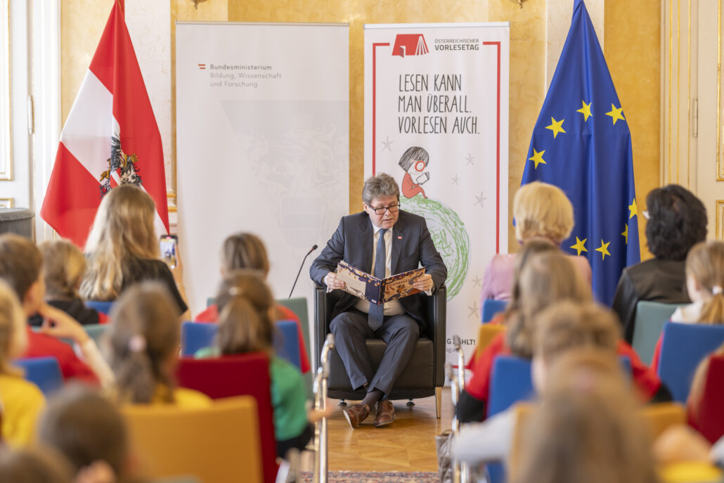 Bildungsminister Martin Polaschek las im Bildungsministerium vor. – ©Sandra Oblak