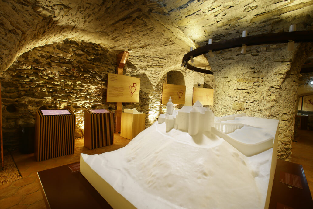 Im sanierten Kellergeschoß der Burg gibt die Ausstellung „Burggeschichten“ faszinierende Einblicke in die Historie und in das Leben auf einer mittelalter­lichen Burg.