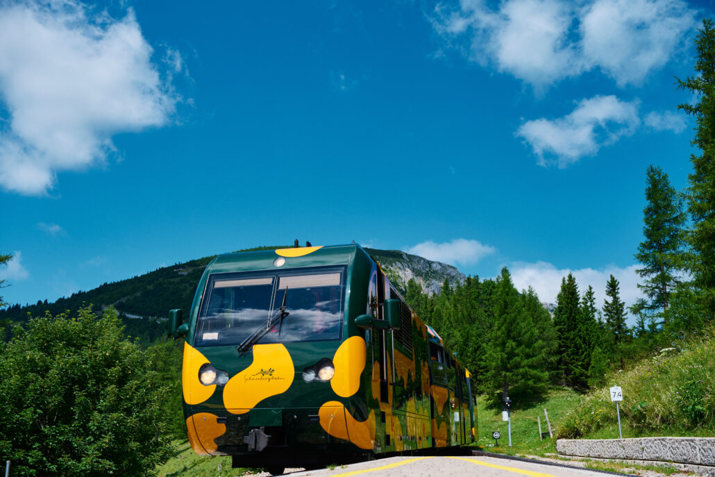 Die Schneebergbahn bringt Fahrgäste in nur 40 Minuten zum höchstgelegenen Bahnhof Österreichs. Dort gibt es traumhafte Wanderwege für Groß und Klein. – ©NB_Wegerbauer