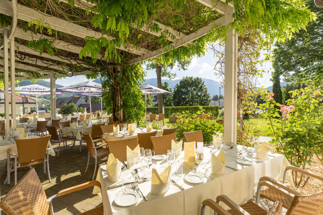 Im Schneeberghof in Puchberg können Gäste ihren Urlaub in vollen Zügen genießen. Für kulinarische Höhepunkte sorgt das Restaurant inklusive Terrasse. Direkt vor der Haustür liegt das Freizeitparadies Schneeberg.  ©360perspektiven.at/Schneeberghof