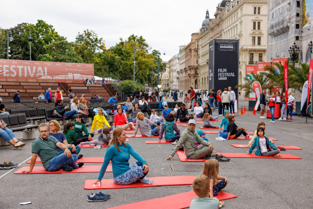 In den Yoga-Sessions werden verspannte Muskeln ordentlich gedehnt. – ©ASKÖ WAT Wien/Stefan Diesner