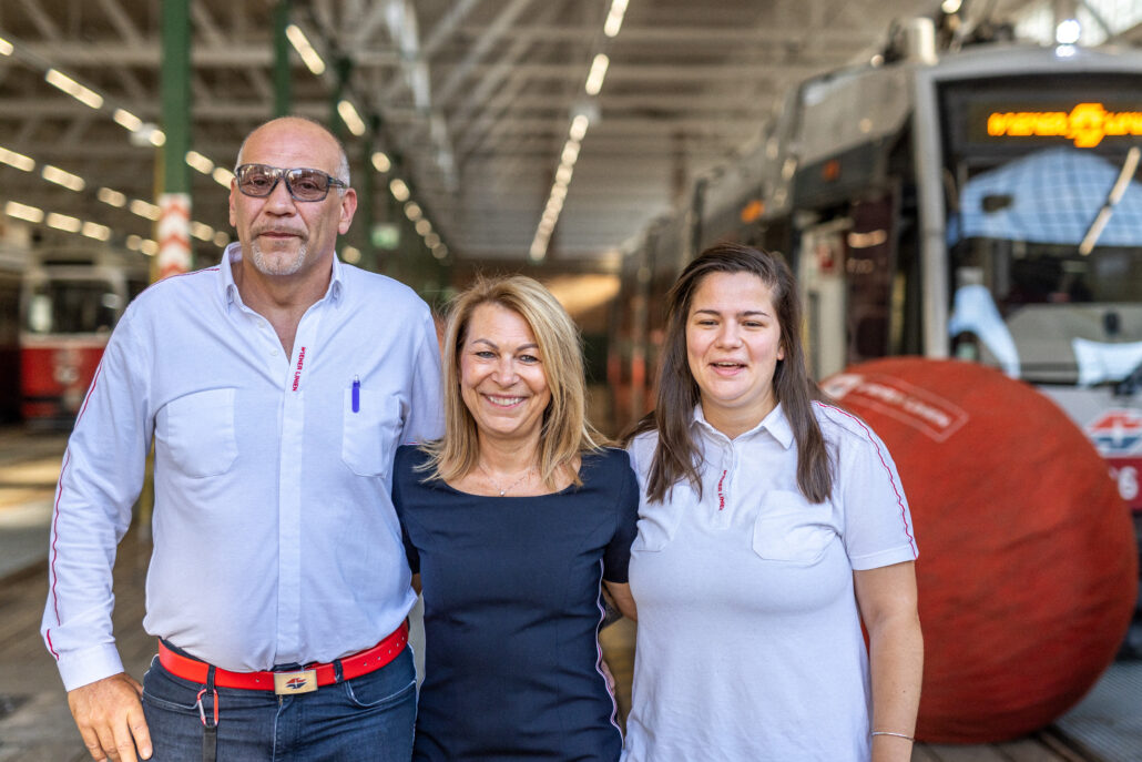 Wiener Linien-Geschäftsführerin Alexandra Reinagl (Mitte) mit Markus Chencinsky und Julia-Melanie Parzer, die im September an der Straßenbahn-EM 2024 teilnahmen. – ©Bubu Dujmic