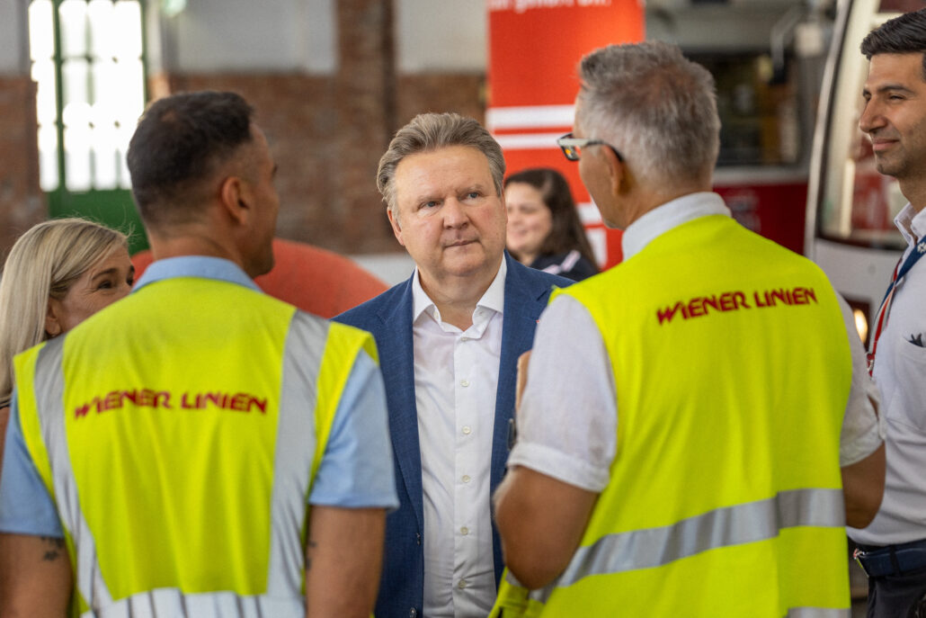 Wiens Bürgermeister Michael Ludwig (Foto rechts, Mitte) besuchte das Training für die diesjährige Straßenbahn-EM im September und verkündete, dass Wien 2025 die erste Tram-Weltmeisterschaft ausrichten wird. Dabei betonte er außerdem, wie wichtig die Öffis für die hohe Lebensqualität in der Donaumetropole sind. - ©Bubu Dujmic