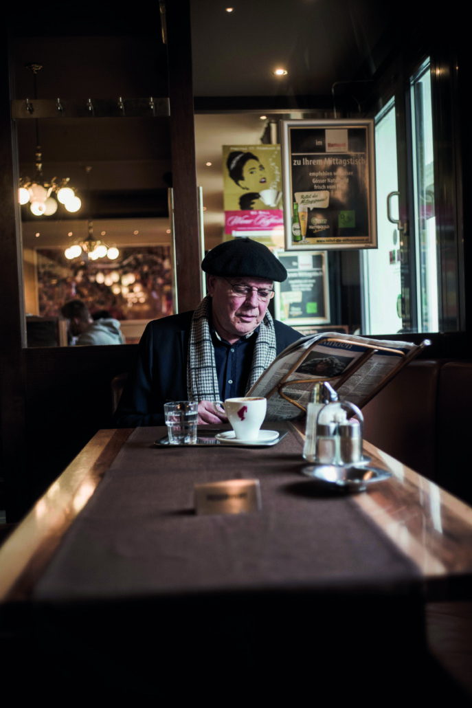 Wolfgang Böck, Darsteller des Trautmann in der gleichnamigen ORF-Krimiserie, erinnert im Café Frauenhuber an den legendären Ernst Hinterberger. – ©Stefan Joham