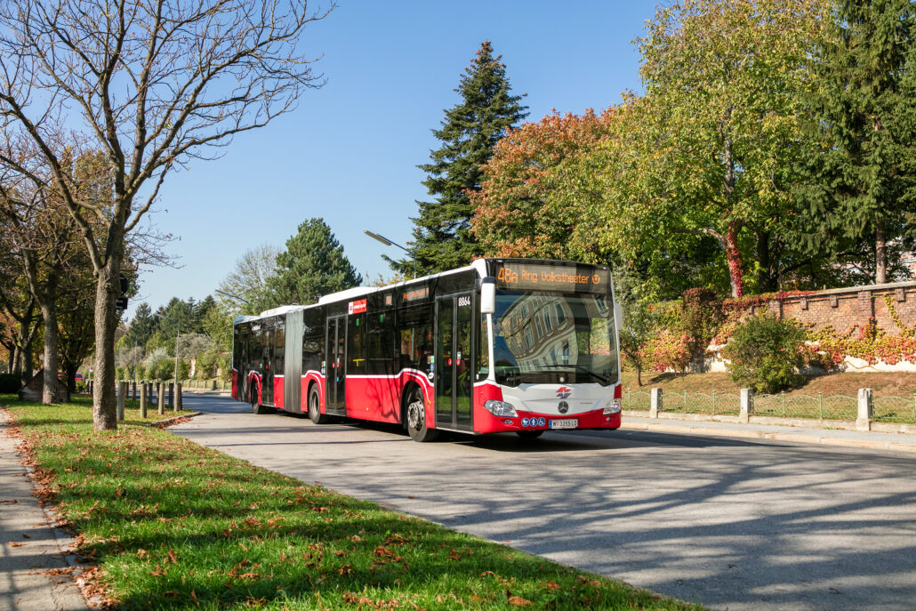 Interessierte können sich ab sofort für einen Ausbildungsplatz als Buslenker*in für 2025 bewerben. Alle Infos dazu gibt es online via jobs.wienerstadtwerke.at. – ©Wiener Linien/Manfred Helmer