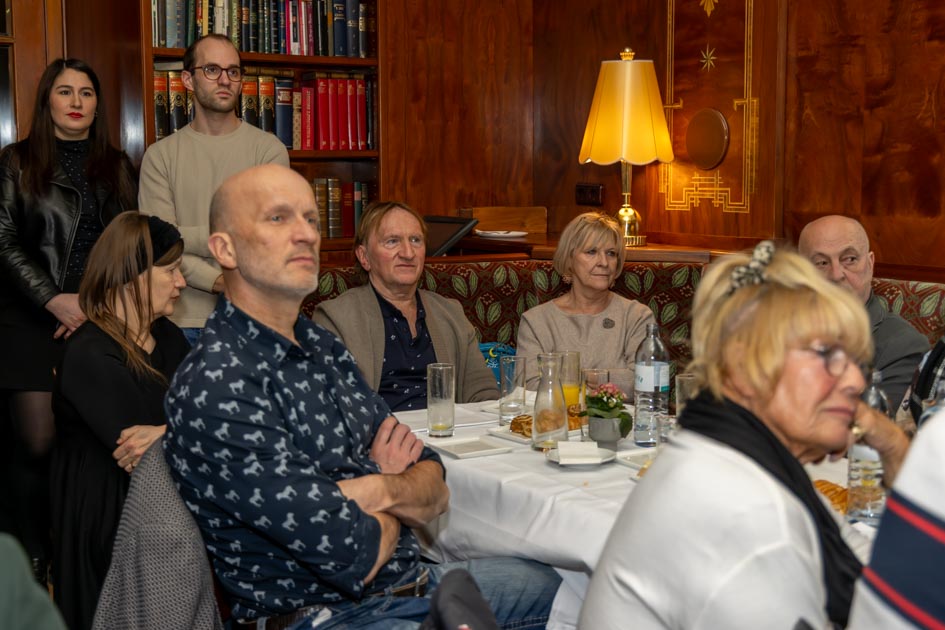 Im ausgebuchten Saal lauschten die Besucher*innen dem Gespräch. | ©Sandra Oblak