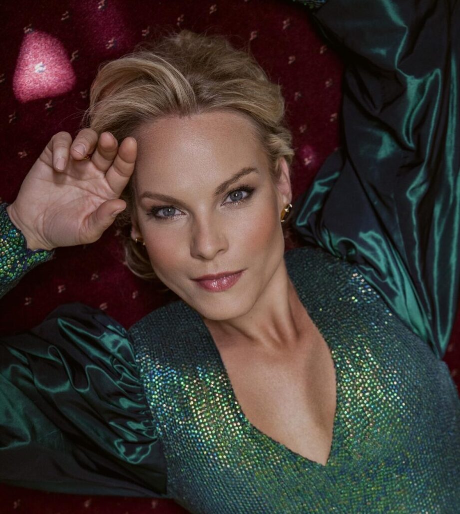 Elina Granaca im grünen Abendkleid