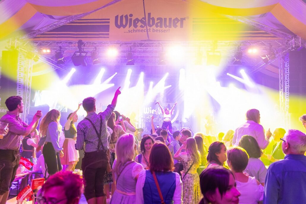 Der Schmäh rennt, die Musik geht in die Beine, pure Lebensfreude regiert: Bei der Wiener Kaiser Wiesn bleiben selbst die größten Tanzmuffel nicht still auf dem Bankerl sitzen. – ©Harald Klemm