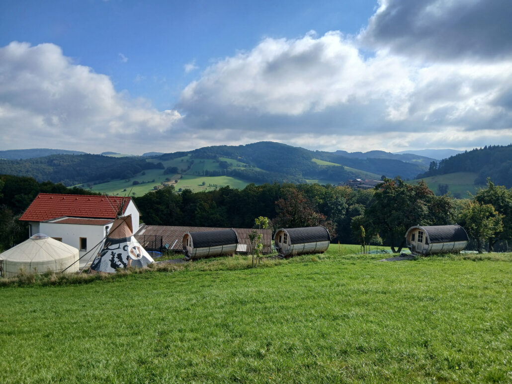 Neben Urlaub am Bauernhof in einzigartigen Schlaffässern werden auch tiergestützte Intervention, Physiotherapie und weitere gesundheitsfördernde Programme angeboten. | ©Impuls-Hof