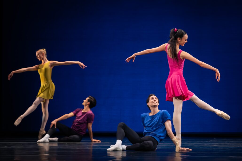 Vier US-amerikanische Choreograf:innen präsentieren unterschiedliche Handschriften – von schwungvoller Broadway-Leichtigkeit bis hin zu tief berührender spiritueller Innenschau. | ©Ashley Taylor