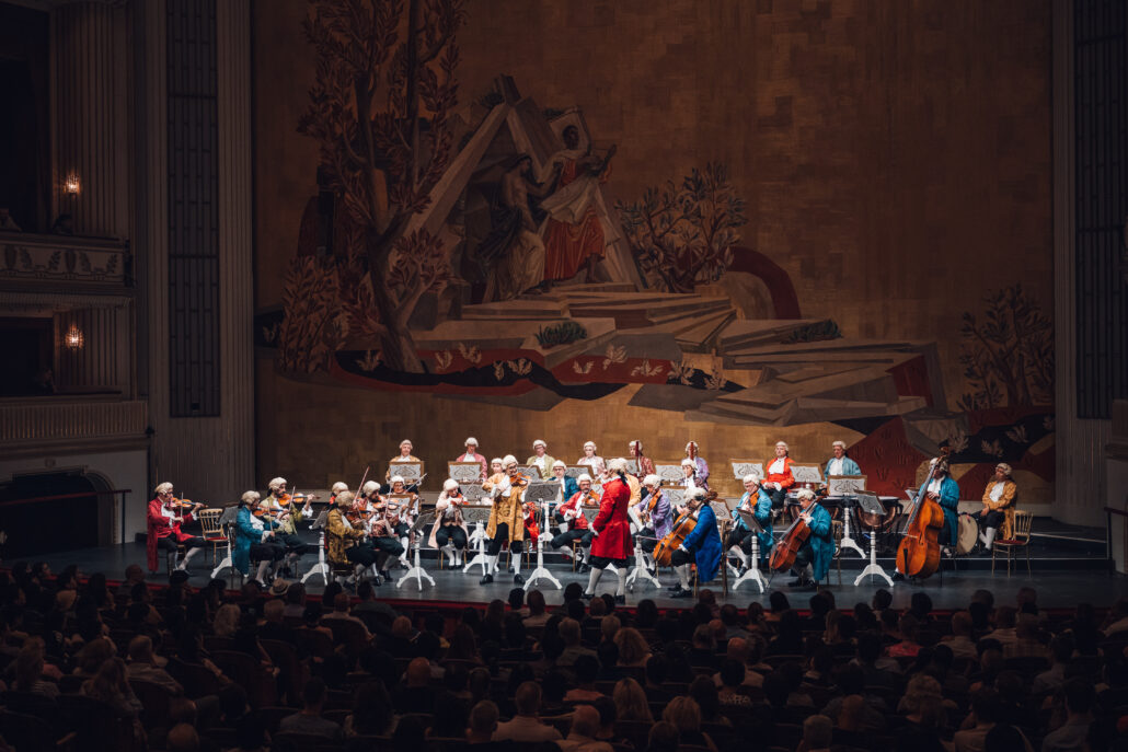 In der Wiener Staatsoper gastierte das Wiener Mozart Konzert zum Jubiläum an zehn Abenden: mit einem Repertoire aus den Werken Mozarts von der „Jupiter Symphonie Nr. 41“ bis zur „Arie der Köni-gin der Nacht“. © Niklas Schnaubelt